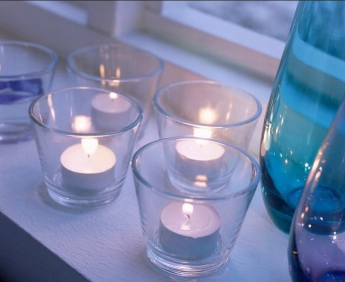 szklane świeczniki na tealighty stojące na parapecie